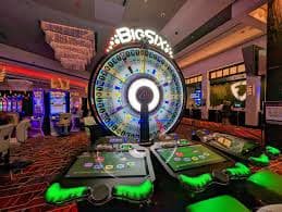 Meja live casino baccarat dan roulette di platform kasino online ibox99
